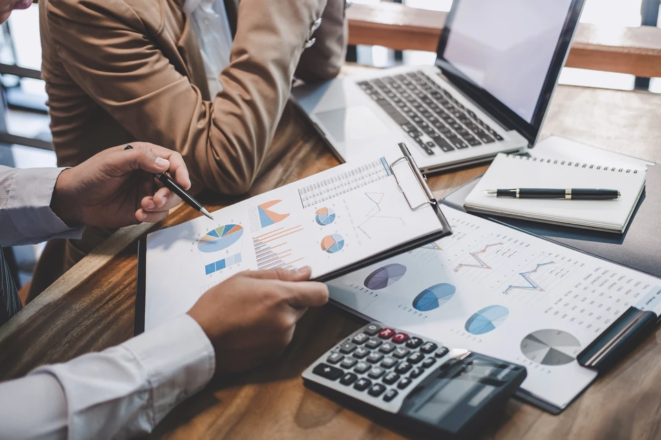 Bureau moderne avec professionnel analysant des rapports financiers