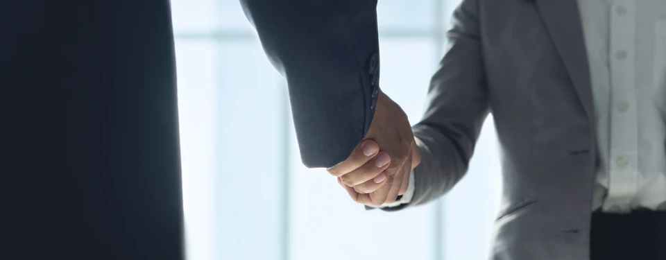 Sc&egrave;ne de bureau avec professionnel en chemise analysant des documents financiers