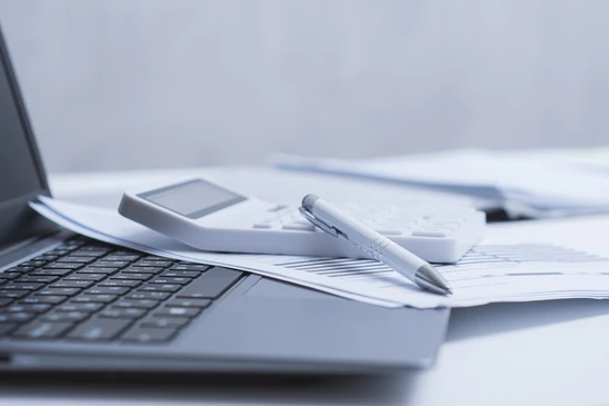 Un expert-comptable ou consultant professionnel pr&eacute;sentant des analyses financi&egrave;res ou des r&eacute;sultats &agrave; un client en utilisant un &eacute;cran ou un support visuel (graphiques, tableaux de bord, donn&eacute;es). La sc&egrave;ne doit montrer une forme de pr&eacute;sentation ou d'explication active, dans un cadre professionnel (bureau avec ordinateur, tableau blanc ou &eacute;cran), illustrant clairement le conseil expert et la transmission de valeur intellectuelle au client.