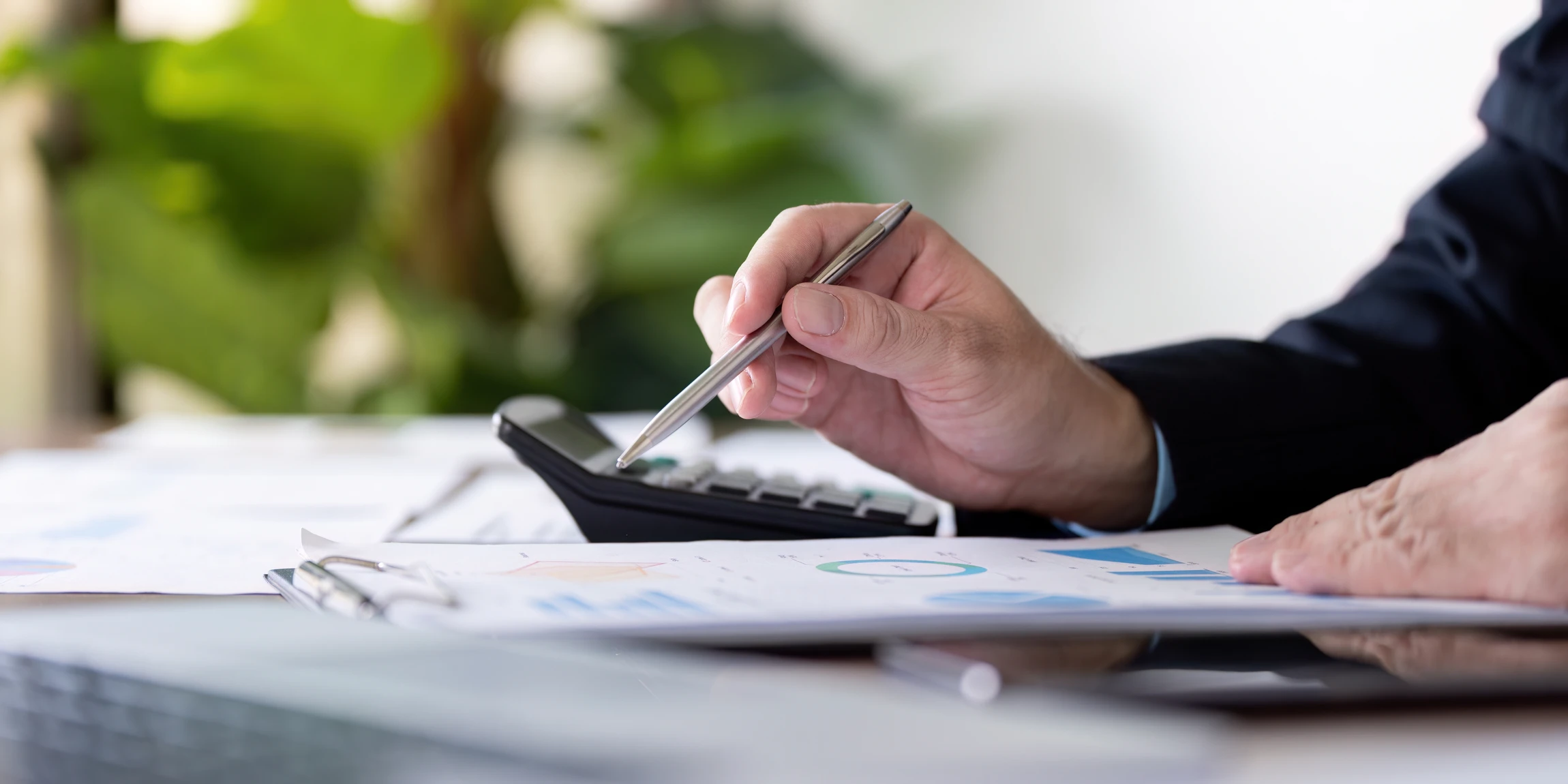 Réunion d'affaires dans un bureau moderne avec deux professionnels analysant des données financières