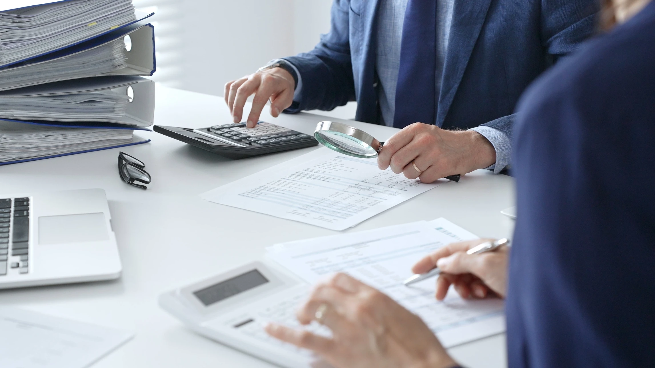 Bureau moderne avec professionnel analysant des données financières